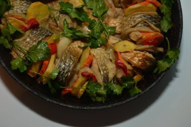 Leek ve Sebzeli Bonito Balık Parçaları Oven 'de fırında pişirildi. Yeşilliklerle pişirilmiş pancar balığı.