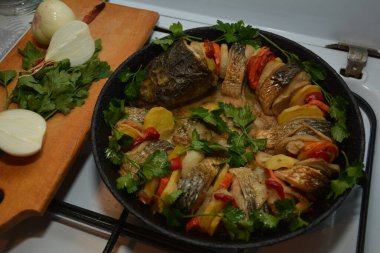 Leek ve Sebzeli Bonito Balık Parçaları Oven 'de fırında pişirildi. Yeşilliklerle pişirilmiş pancar balığı.