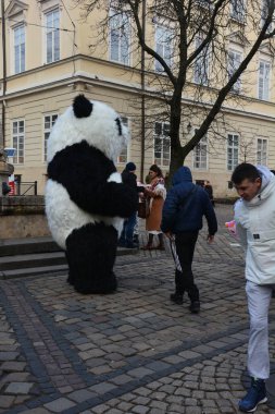 Lvov, Ukrayna - 8 Ocak 2021: Panda kuklaları yoldan geçenleri ve turistleri şehir sokaklarında eğlendiriyor..