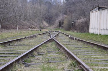 Gün batımına giden tren yolu. Eski demiryollarının kavşağı. Avrupa 'da eski ve terk edilmiş demiryolu rayları. Kırsal tren yolu.