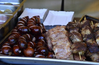 Izgara sosis ve sebzeli ızgarada sebzeli ızgara et. Yiyecek ve sosis.