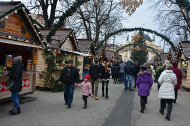 Lviv. Ukrayna. Ocak 2021. Güzel şehir merkezi ve pazar için karla kaplı ahşap kamaralar. Lviv 'deki karlı kasaba meydanı. Avrupa kenti Noel tatilinden önce