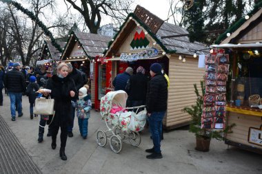 Lviv. Ukrayna. Ocak 2021. Güzel şehir merkezi ve pazar için karla kaplı ahşap kamaralar. Lviv 'deki karlı kasaba meydanı. Avrupa kenti Noel tatilinden önce