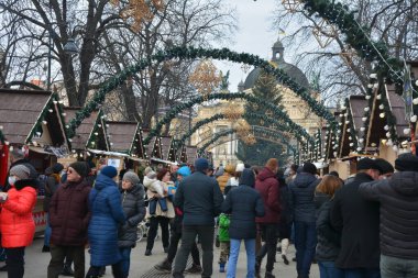 Lviv. Ukrayna. Ocak 2021. Güzel şehir merkezi ve pazar için karla kaplı ahşap kamaralar. Lviv 'deki karlı kasaba meydanı. Avrupa kenti Noel tatilinden önce