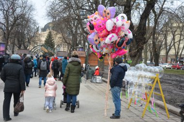 Lviv. Ukrayna. Ocak 2021. Güzel şehir merkezi ve pazar için karla kaplı ahşap kamaralar. Lviv 'deki karlı kasaba meydanı. Avrupa kenti Noel tatilinden önce