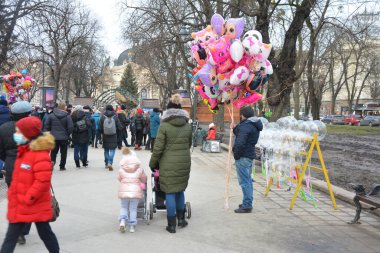 Lviv. Ukrayna. Ocak 2021. Güzel şehir merkezi ve pazar için karla kaplı ahşap kamaralar. Lviv 'deki karlı kasaba meydanı. Avrupa kenti Noel tatilinden önce