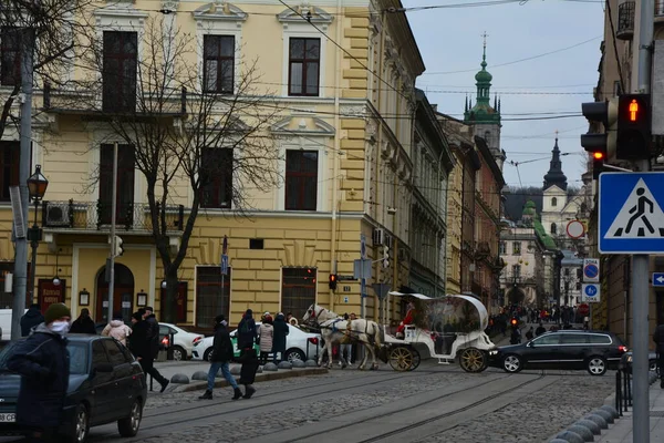 Lviv Ukraine Січень 2021 Туристичний Вагон Чекає Пасажирів Вулицях Історичного — стокове фото