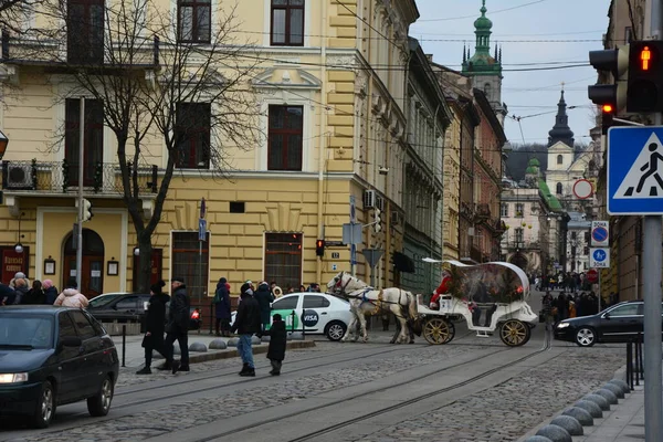 Lviv Ukraine Січень 2021 Туристичний Вагон Чекає Пасажирів Вулицях Історичного — стокове фото