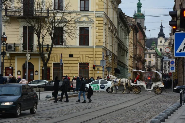Lviv Ukraine Januar 2021 Touristenwagen Warten Auf Den Straßen Historischen — Stockfoto
