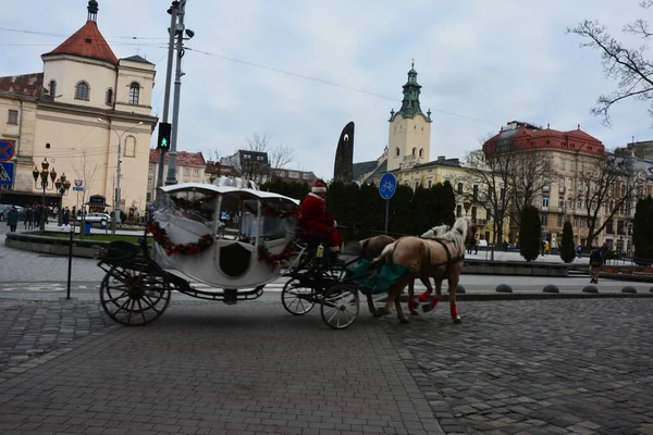 Lviv Ukraine Січень 2021 Туристичний Вагон Чекає Пасажирів Вулицях Історичного — стокове фото