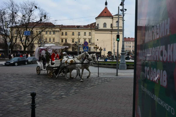 Lviv Ukraine Січень 2021 Туристичний Вагон Чекає Пасажирів Вулицях Історичного — стокове фото