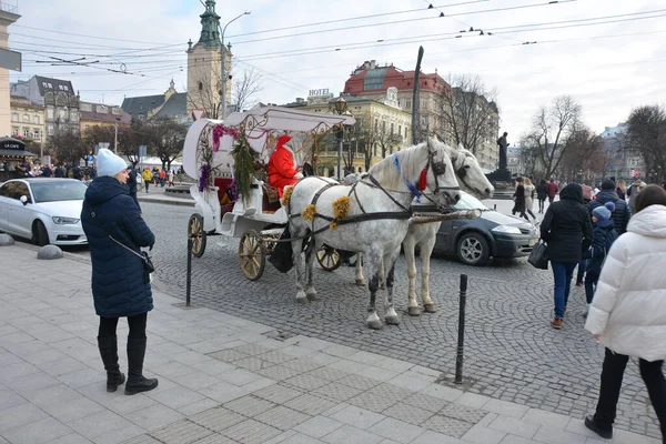 Lviv Ukraine Січень 2021 Туристичний Вагон Чекає Пасажирів Вулицях Історичного — стокове фото