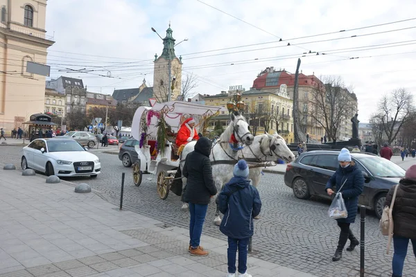 Lviv Ukraine Січень 2021 Туристичний Вагон Чекає Пасажирів Вулицях Історичного — стокове фото