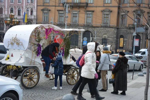 Lviv Ukraine Січень 2021 Туристичний Вагон Чекає Пасажирів Вулицях Історичного — стокове фото