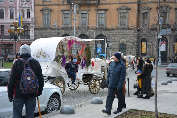 Lviv Ukraine January 2021 在历史名城中心的街道上等候旅客的旅游马车 利沃夫历史城区位于联合国教科文组织世界遗产名录上 — 图库照片