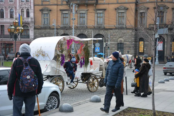 Lviv Ukraine Січень 2021 Туристичний Вагон Чекає Пасажирів Вулицях Історичного — стокове фото