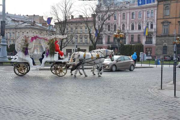 Lviv Ukraine Січень 2021 Туристичний Вагон Чекає Пасажирів Вулицях Історичного — стокове фото