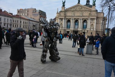 Lviv. Ukrayna. Ocak 2021 Robot transformatörü. Dünya dışı zekayla yapılan iletişim soyuttur. Yüksek kalite üç boyutlu görüntü. Modern Noel cazibesi..
