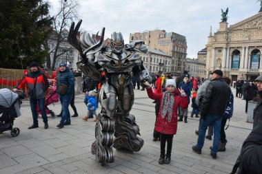 Lviv. Ukrayna. Ocak 2021 Robot transformatörü. Dünya dışı zekayla yapılan iletişim soyuttur. Yüksek kalite üç boyutlu görüntü. Modern Noel cazibesi..