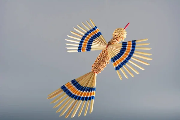 藁で作られた伝統的な民俗装飾 鳥はわらで編まれている 手動作業 ウクライナだ 織りの技術 — ストック写真