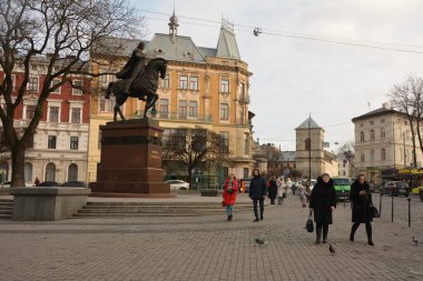 Lviv, Ukrayna - Ocak 2021: COVID-19 Karantina sırasında Lviv.Empty Lviv caddelerindeki Kral Danylo Halytskyi Anıtı.