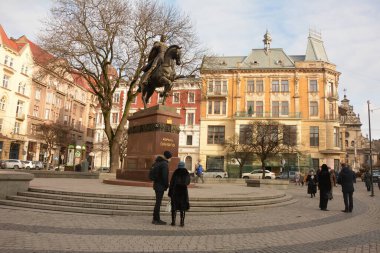 Lviv, Ukrayna - Ocak 2021: COVID-19 Karantina sırasında Lviv.Empty Lviv caddelerindeki Kral Danylo Halytskyi Anıtı.