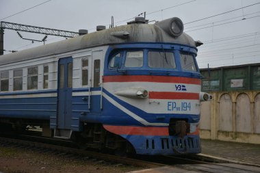LVIV, UKRAINE.January 2021. Ukraynalı yolcular, Ukrayna 'daki Lviv Tren İstasyonu' na giden treni bekliyor..