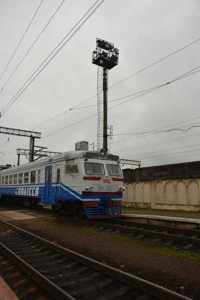 Lviv Ukraina Styczeń 2021 Ukraińscy Pasażerowie Czekają Pociąg Jadący Dworzec — Zdjęcie stockowe