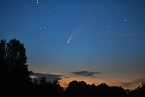 Κομήτης Neowise Κομήτης 2020 Neowise Καθώς Πετά Πάνω Από Τον — Φωτογραφία Αρχείου