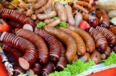 Izgara sosis ve sebzeli ızgarada sebzeli ızgara et. Yiyecek ve sosis.