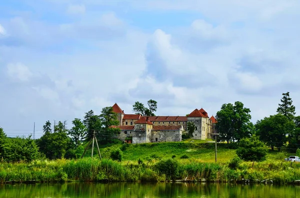 Arkkitehtoninen Maamerkki Svirzh Castle Lähellä Lviv Ukraina — kuvapankkivalokuva