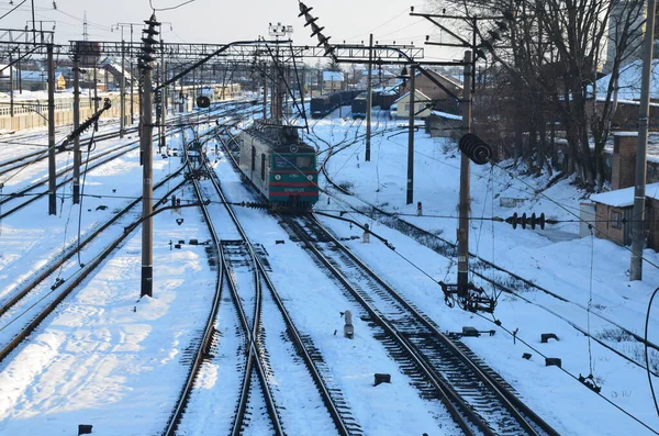 Trilhas Ferroviárias Inverno Contra Pano Fundo Uma Paisagem Industrial Perspectiva — Fotografia de Stock