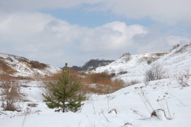 Karlı dağların güzel manzarası. Kış tatilinin tadını çıkarıyorum. Güzel, güneşli, soğuk dağlarda taze kar. Mutlu kış kayakları ve snowboard tatil beldesi konsepti.