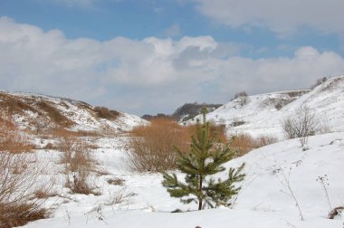 Karlı dağların güzel manzarası. Kış tatilinin tadını çıkarıyorum. Güzel, güneşli, soğuk dağlarda taze kar. Mutlu kış kayakları ve snowboard tatil beldesi konsepti.