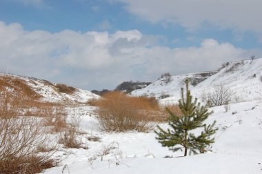 Karlı dağların güzel manzarası. Kış tatilinin tadını çıkarıyorum. Güzel, güneşli, soğuk dağlarda taze kar. Mutlu kış kayakları ve snowboard tatil beldesi konsepti.