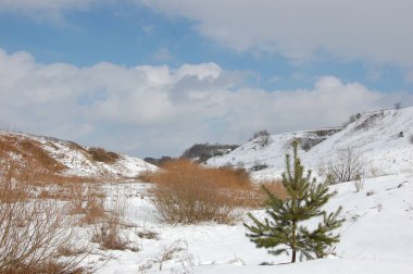 Karlı dağların güzel manzarası. Kış tatilinin tadını çıkarıyorum. Güzel, güneşli, soğuk dağlarda taze kar. Mutlu kış kayakları ve snowboard tatil beldesi konsepti.