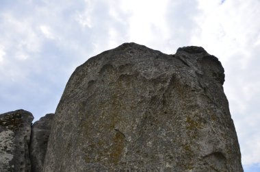 Ukrayna 'nın Galychyna bölgesindeki Brody bölgesinde Pidkamin Inselberg' in bitişiğindeki tepe ve yakınındaki antik mezarlık manzarası. Lviv bölgesi