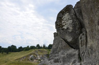 Ukrayna 'nın Galychyna bölgesindeki Brody bölgesinde Pidkamin Inselberg' in bitişiğindeki tepe ve yakınındaki antik mezarlık manzarası. Lviv bölgesi
