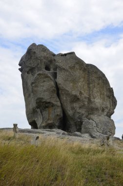 Ukrayna 'nın Galychyna bölgesindeki Brody bölgesinde Pidkamin Inselberg' in bitişiğindeki tepe ve yakınındaki antik mezarlık manzarası. Lviv bölgesi