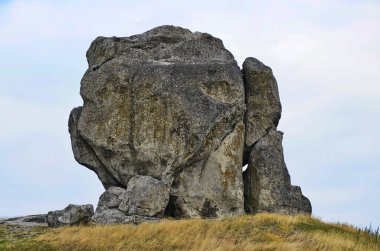 Ukrayna 'nın Galychyna bölgesindeki Brody bölgesinde Pidkamin Inselberg' in bitişiğindeki tepe ve yakınındaki antik mezarlık manzarası. Lviv bölgesi