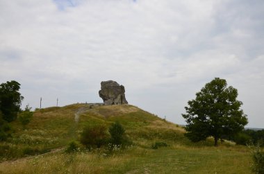 Ukrayna 'nın Galychyna bölgesindeki Brody bölgesinde Pidkamin Inselberg' in bitişiğindeki tepe ve yakınındaki antik mezarlık manzarası. Lviv bölgesi