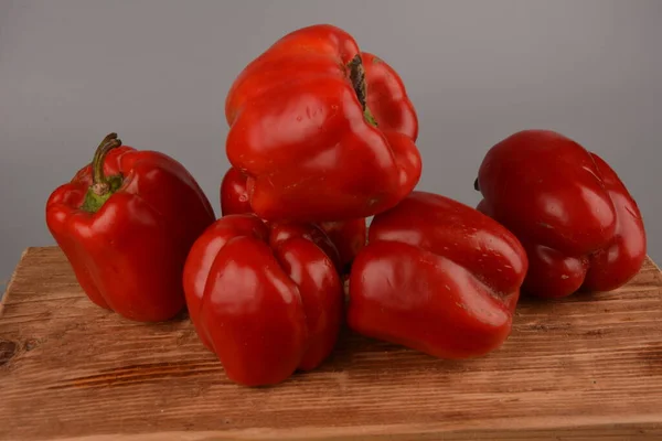 Pimiento Rojo Dulce Una Tabla Gris Fondos Con Verduras Espacio — Foto de Stock