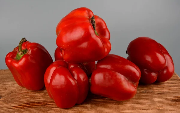 Pimiento Rojo Dulce Una Tabla Gris Fondos Con Verduras Espacio — Foto de Stock