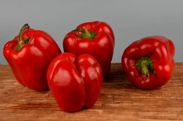 Pimiento Rojo Dulce Una Tabla Gris Fondos Con Verduras Espacio — Foto de Stock