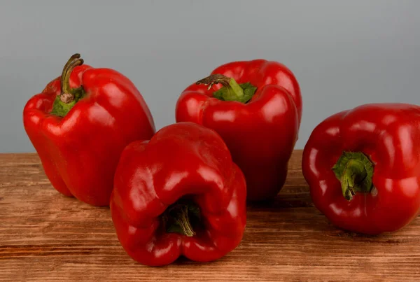 Pimiento Rojo Dulce Una Tabla Gris Fondos Con Verduras Espacio — Foto de Stock