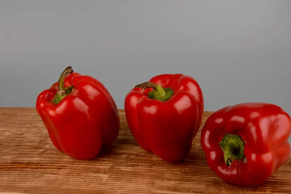 Pimiento Rojo Dulce Una Tabla Gris Fondos Con Verduras Espacio — Foto de Stock