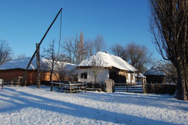Kiev, Ukrayna. Şubat 2018. Ulusal Halk Mimarisi ve Ukrayna Hayatı Müzesi. Geçmiş yüzyılların kırsal kesimlerinde yaşayanların geleneksel evleri. Kışın görünüm.
