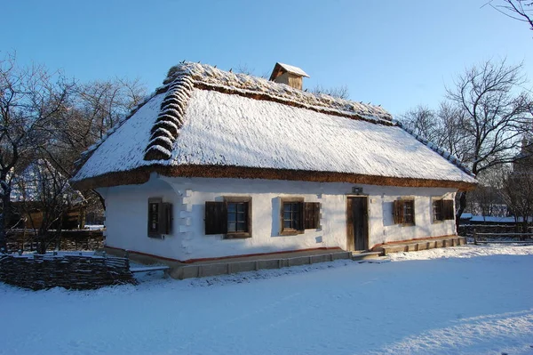 キエフ ウクライナ 2018年2月 ウクライナの民俗建築と生活の国立博物館 過去数世紀の農村住民の伝統的な住宅 冬の眺め — ストック写真