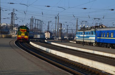 Güçlü bir dizel lokomotif CHME3. Yük treni dolambaçlı demiryolu hattı boyunca ilerliyor. Ukrayna demiryolları. Tren istasyonunda rayların üzerinde duran bir lokomotif. Yukarıdan ön görünüm.