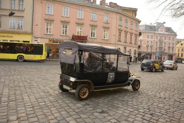 利沃夫乌克兰 2021年1月 游客复古电动车 观光电动车为旅游城市设计的老式复古汽车 — 图库照片
